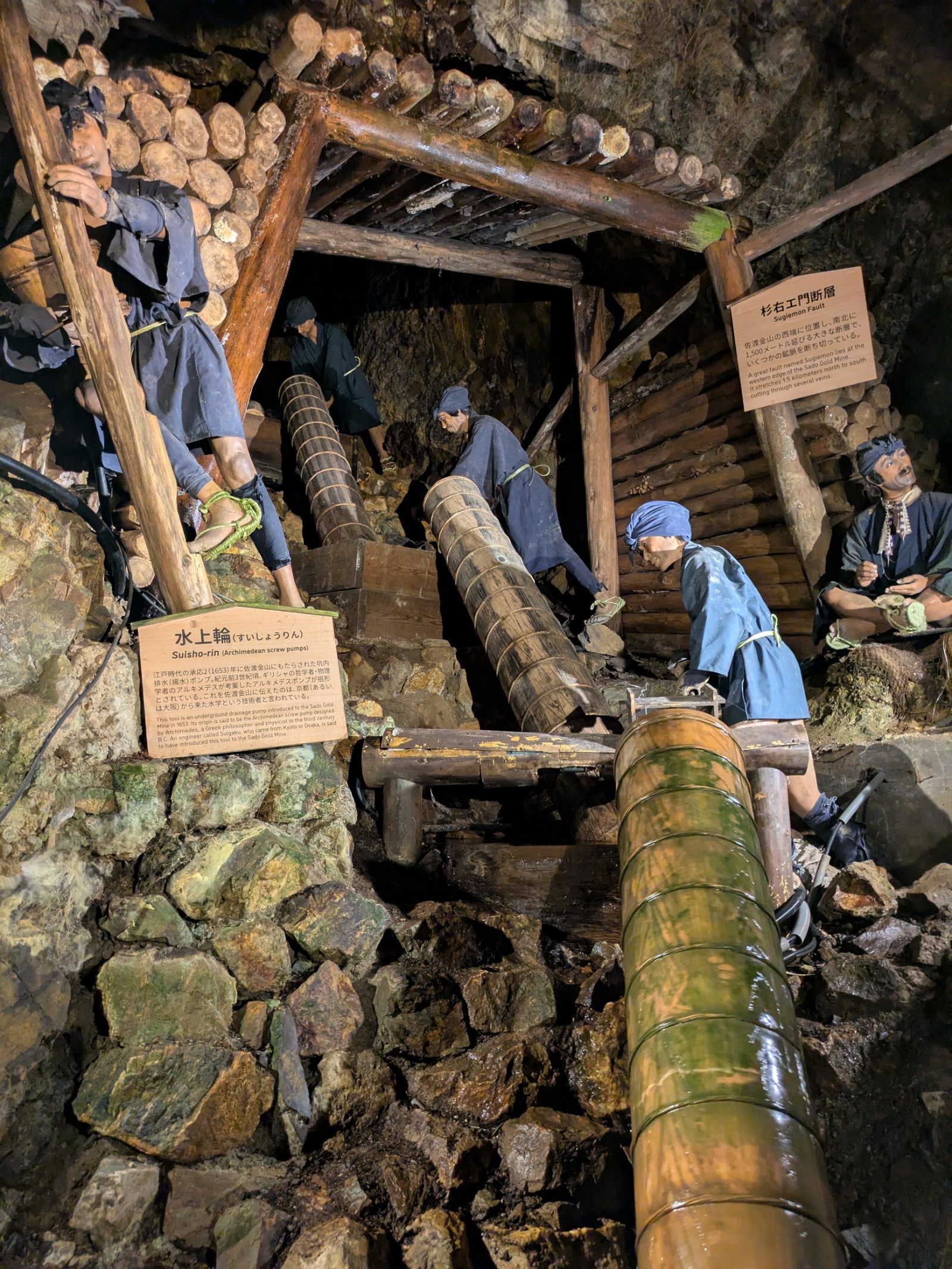 佐渡金山の坑道で水上輪（アルキメデスポンプ）を使い排水する江戸時代の鉱夫の人形