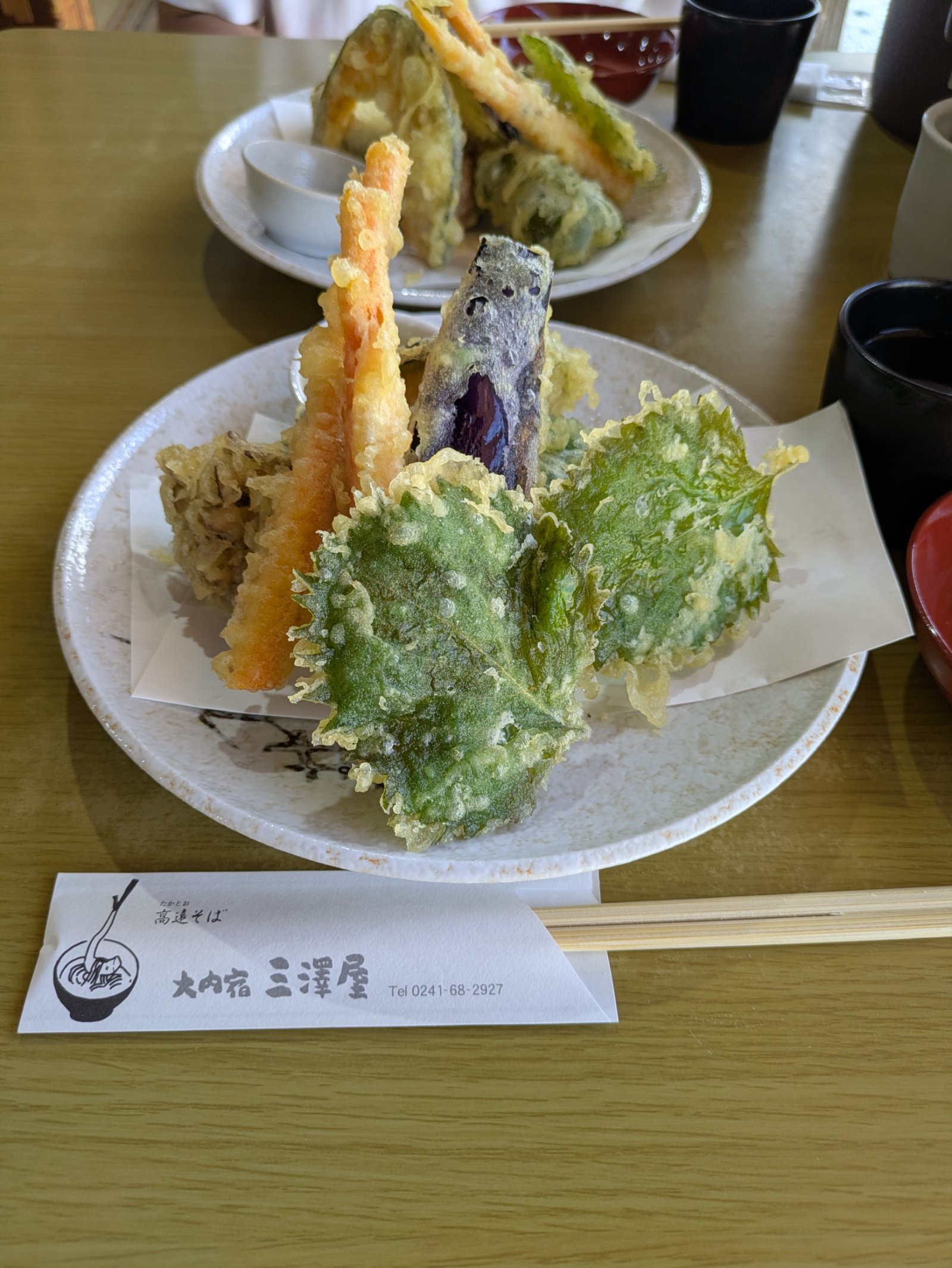 大内宿の三澤屋で出された人参や茄子、大葉などの野菜天ぷら