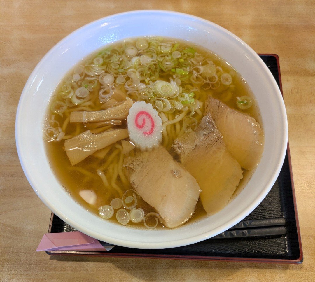 チャーシュー、メンマ、なると、刻みねぎがのった醤油ベースの喜多方ラーメン