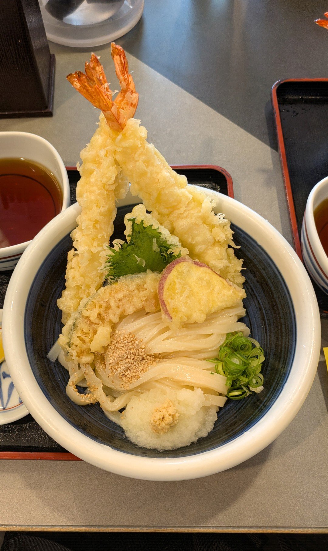 大きな海老天2本と野菜天、大根おろしやねぎを添えたおか泉のひや天おろし