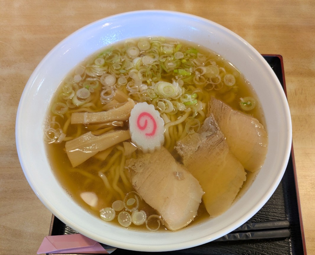チャーシューとメンマ、なると、ねぎがのった喜多方ラーメン