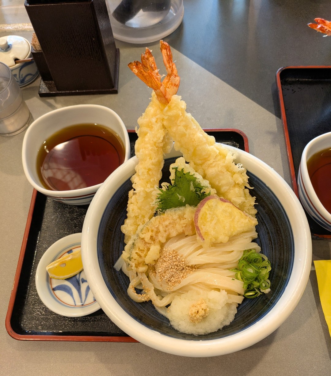 大きな海老天2本と野菜天をのせた、おか泉のひや天おろしうどん