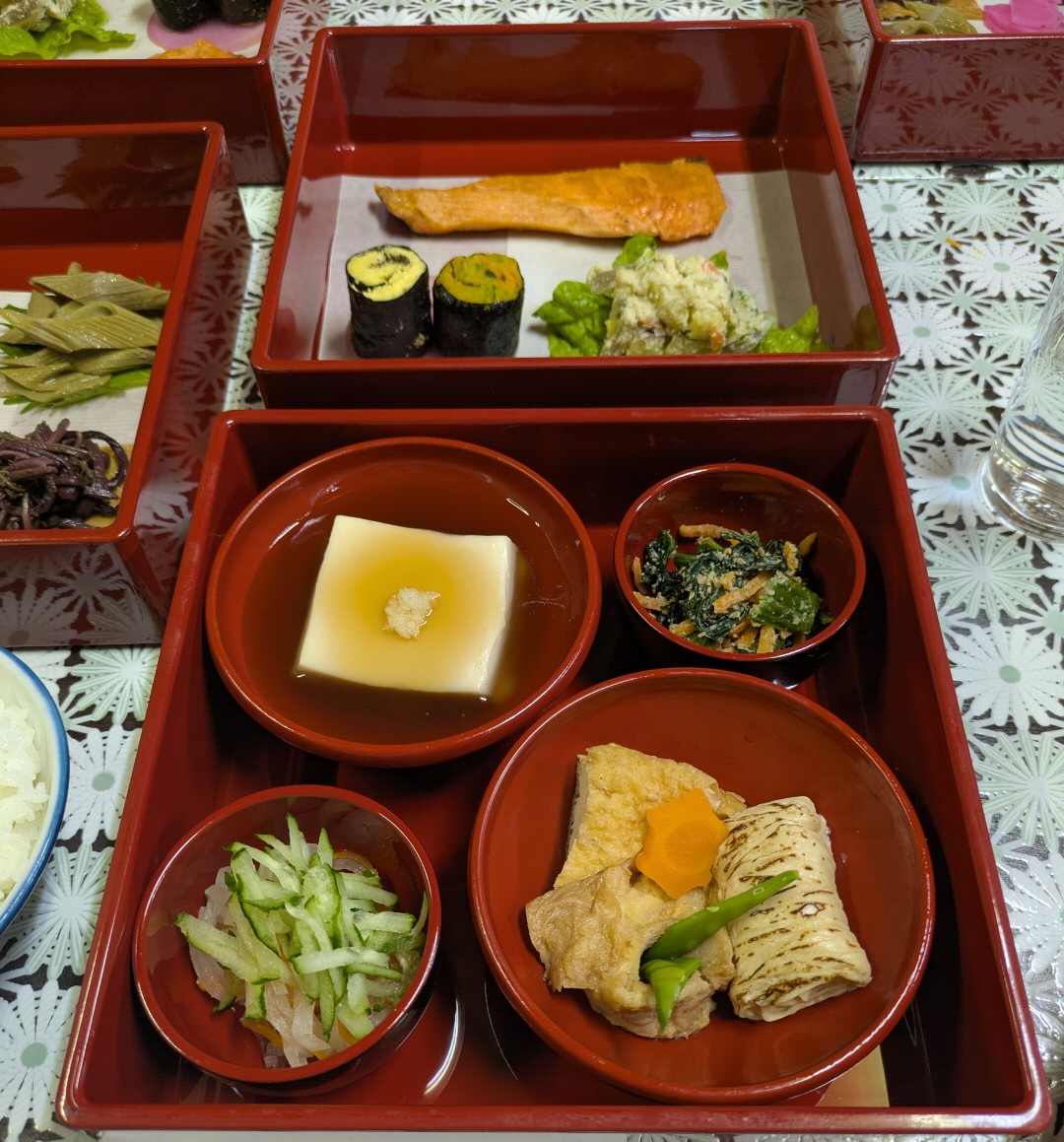 赤い漆塗りの膳に並ぶ大進坊の精進料理。ごま豆腐、煮物、和え物、焼き魚風の一品など